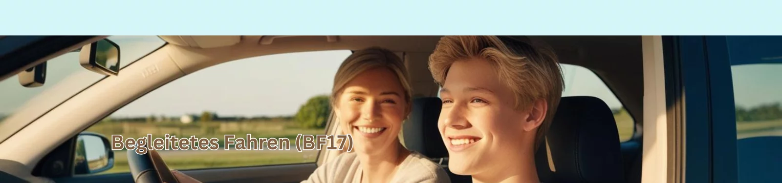 Das Bild zeigt einen jungen Mann, der fröhlich am Steuer eines Autos sitzt. Neben ihm sitzt eine erwachsene Frau, vermutlich seine Begleitperson, ebenfalls lächelnd. Beide blicken entspannt nach vorne. Im Hintergrund sieht man eine ländliche Umgebung mit grünen Wiesen und leicht bewölktem Himmel. Im unteren Bereich des Bildes steht der Text „Begleitetes Fahren (BF17)“. Das Bild vermittelt eine positive und sichere Atmosphäre.