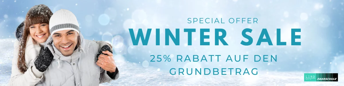 Winter Sale der Fahrschule Lind – 40 % Rabatt auf den Grundbetrag, lächelndes Paar im Schnee als Wintermotiv.