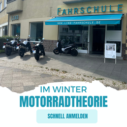 Außenansicht der Fahrschule Lind am Breitenbachplatz in Berlin mit Motorräder