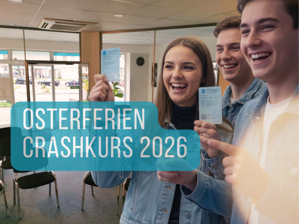 Teilnehmer eines Osterferien-Crashkurses 2026 in der Fahrschule Lind halten stolz ihre Führerscheindokumente in den modernen Schulungsräumen und freuen sich über den erfolgreichen Abschluss.