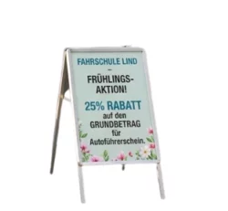 Frühlingsrabattaktin bei der Fahrschule Lind aus Berlin Steglitz. Hier ist eine Werbetafel zu sehen, auf der das Angebot vermerkt ist