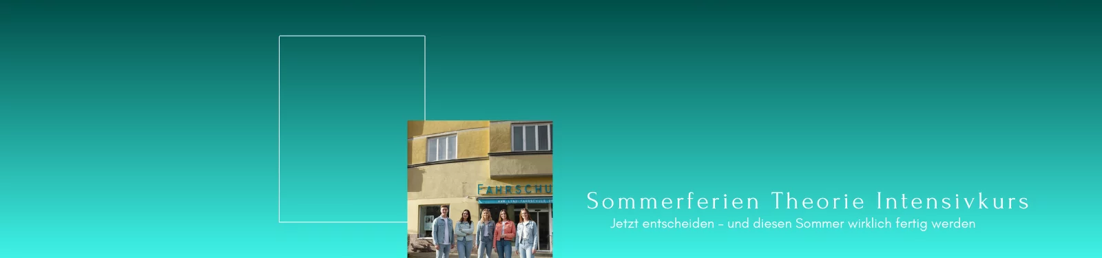 Banner der Fahrschule Lind Berlin Steglitz für einen Sommerferien-Theorie-Intensivkurs mit Fahrschülern vor dem Fahrschulgebäude.