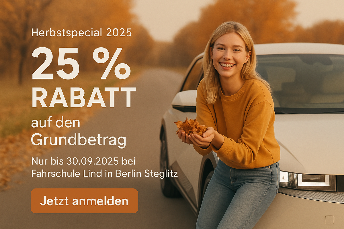 Junge Frau sitzt lächelnd vor einem Auto mit Herbstlaub in der Hand – Werbebanner der Fahrschule Lind in Berlin Steglitz mit 25 % Rabatt auf den Grundbetrag für Klasse B und B197