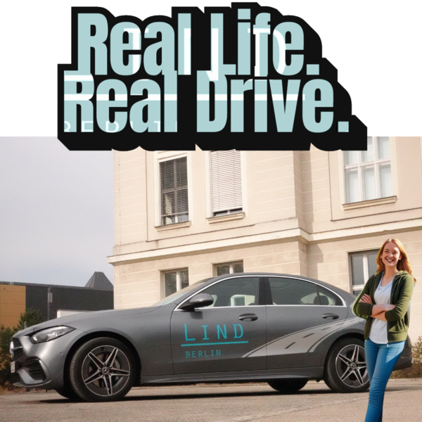 Eine junge Dame steht lächelnd vor einem Mercedes C Klasse der Fahrschule Lind aus Berlin