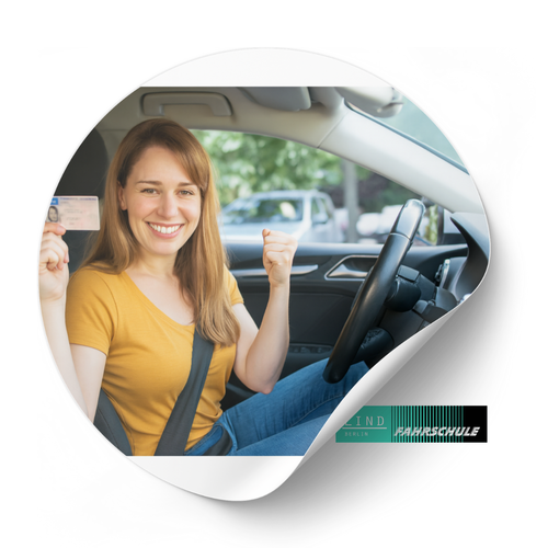 Junge Frau freut sich im Auto über ihren bestandenen Führerschein, hält stolz ihren Führerschein in der Hand – Symbolbild für Erfolg bei der Fahrschule Lind in Berlin.