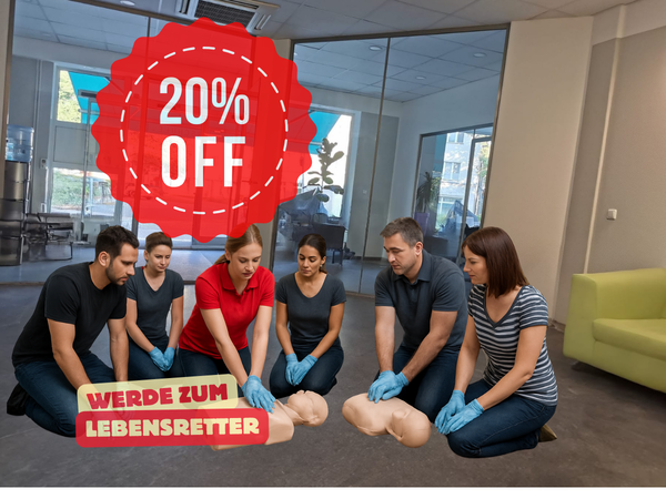 Erste-Hilfe-Kurs in der Fahrschule Lind in Berlin: Teilnehmer üben Wiederbelebung an Reanimationspuppen, Gruppenunterricht mit Aktionsrabatt.