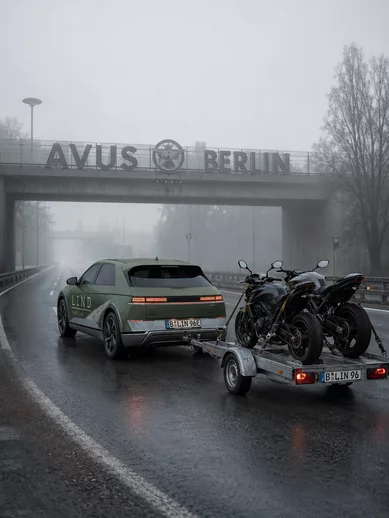 B96 mit ihren Motorrädern und der Fahrschule Lind