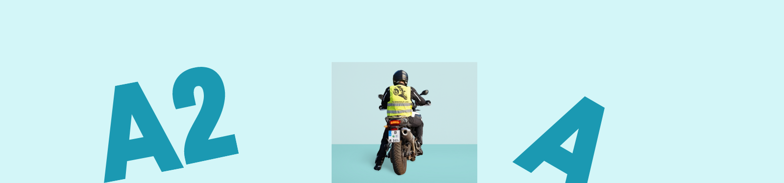 Das Bild zeigt einen Motorradfahrer in voller Ausrüstung, der auf einem Motorrad sitzt und von hinten zu sehen ist. Der Fahrer trägt eine gelbe Warnweste mit dem Logo einer Fahrschule Lind. Links und rechts vom Fahrer sind die großen Buchstaben "A2" und "A" abgebildet, die die Führerscheinklassen darstellen. Der Hintergrund ist in einem hellblauen Farbton gehalten, der dem Bild eine frische und moderne Optik verleiht.