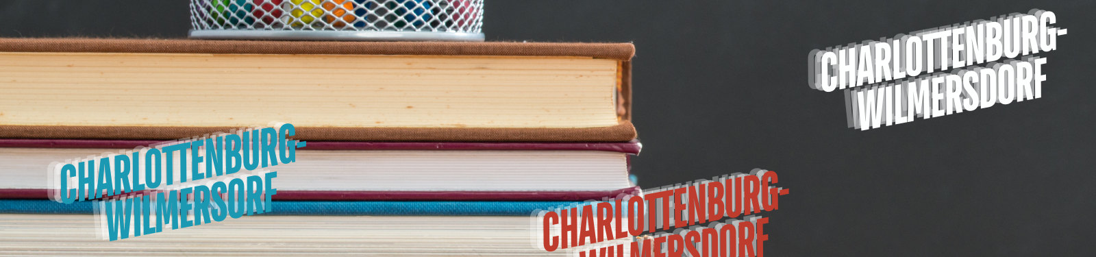 Das Bild zeigt einen Stapel von Büchern in verschiedenen Farben. Im Hintergrund befindet sich ein Stiftehalter mit bunten Stiften. Der Text "Charlottenburg-Wilmersdorf" ist in großen Buchstaben in verschiedenen Farben mehrfach auf dem Bild zu sehen.