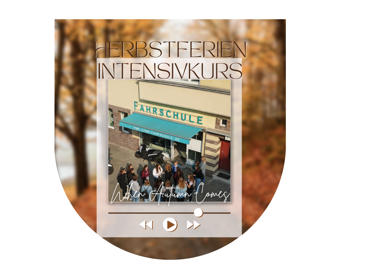 Herbstliches Werbemotiv für den Herbstferien-Intensivkurs der Fahrschule Lind in Berlin-Steglitz: Vor einem unscharfen Hintergrund mit goldenen Herbstbäumen ist ein zentrales Foto der Fahrschule mit türkisfarbener Markise und dem Schriftzug „Fahrschule“ zu sehen. Davor steht eine Gruppe von Fahrschülerinnen und Fahrschülern. Über dem Bild steht „Herbstferien Intensivkurs“, darunter im Stil eines Musikplayers mit Fortschrittsleiste und Play-Symbol der Schriftzug „When Autumn Comes“.