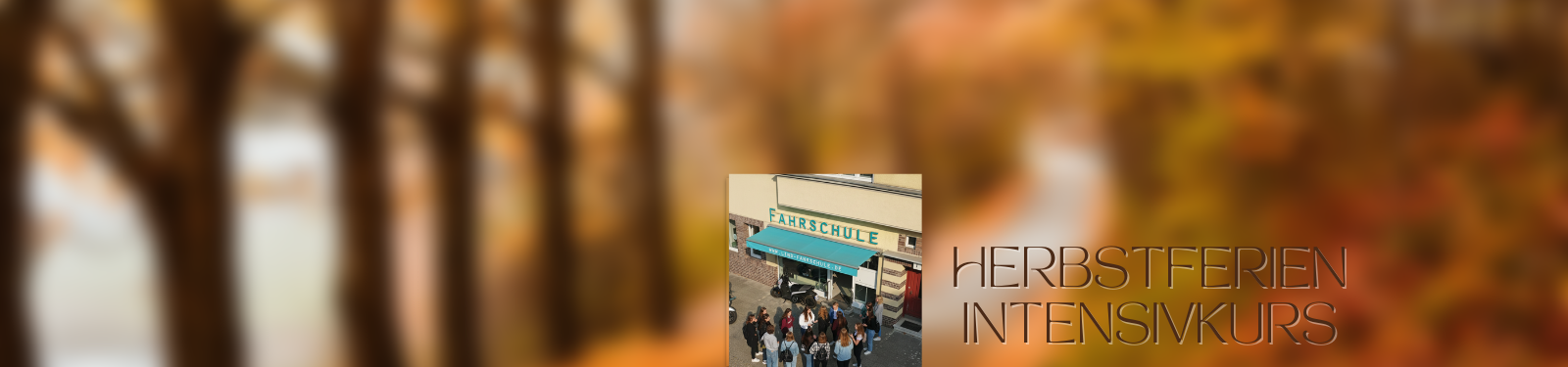 Herbstlicher Banner zum Herbstferien-Intensivkurs der Fahrschule Lind in Berlin-Steglitz: Vor einem herbstlich verschwommenen Hintergrund mit warmen Orangetönen steht ein zentriertes Foto der Fahrschule mit türkisfarbener Markise und dem Schriftzug „Fahrschule“. Davor versammelt sich eine Gruppe von Fahrschülerinnen und Fahrschülern. Rechts im Bild befindet sich der Schriftzug „Herbstferien Intensivkurs“.