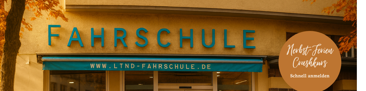 Eingang der Fahrschule Lind in Berlin im herbstlichen Ambiente mit buntem Laub – Anmeldung zum Herbstferien-Crashkurs 2025