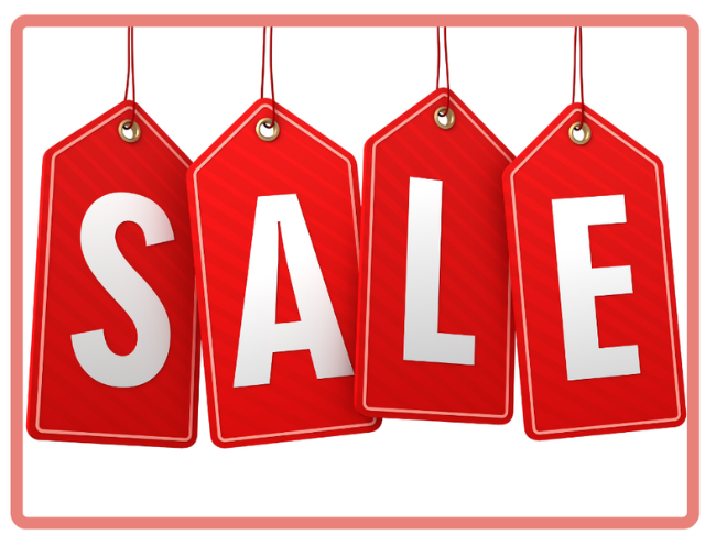 Das Bild zeigt vier rote Preisschilder, die jeweils einen Buchstaben enthalten und zusammen das Wort „SALE“ bilden. Die Schilder hängen an dünnen Fäden und haben goldene Ösen an den oberen Ecken. Sie sind in einem rechteckigen Rahmen mit abgerundeten Ecken platziert. Die Farben sind hauptsächlich Rot und Weiß, was einen auffälligen und werbewirksamen Eindruck vermittelt. Das Design erinnert an Rabattaktionen oder Sonderangebote.