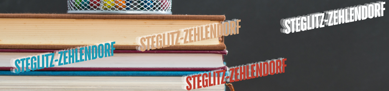 Ein Stapel Bücher ist in Nahaufnahme zu sehen, auf denen wiederholt der Schriftzug "Steglitz-Zehlendorf" in verschiedenen Farben und Schriftrichtungen prangt. Auf dem obersten Buch befindet sich ein Metallkorb mit bunten Stiften. Der Hintergrund ist dunkel, wodurch die bunten Schriftzüge und die Farben der Stifte besonders hervorstechen. Der Fokus liegt auf dem Bildungsthema, repräsentiert durch die Bücher und die Schulmaterialien.