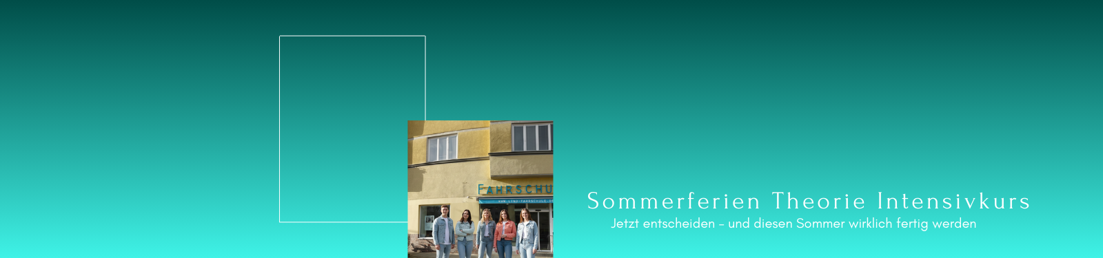 Banner der Fahrschule Lind Berlin Steglitz für einen Sommerferien-Theorie-Intensivkurs mit Fahrschülern vor dem Fahrschulgebäude.