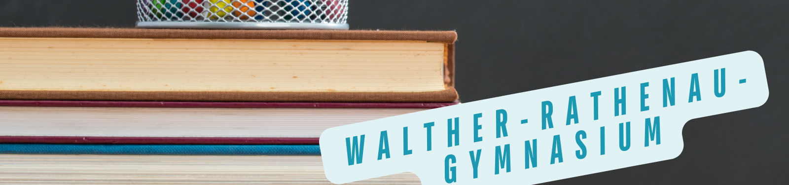 Stapeln von Schulbüchern mit Schriftzug "Walther-Rathenau-Gymnasium" – Symbol für Bildung und Lernumgebung.