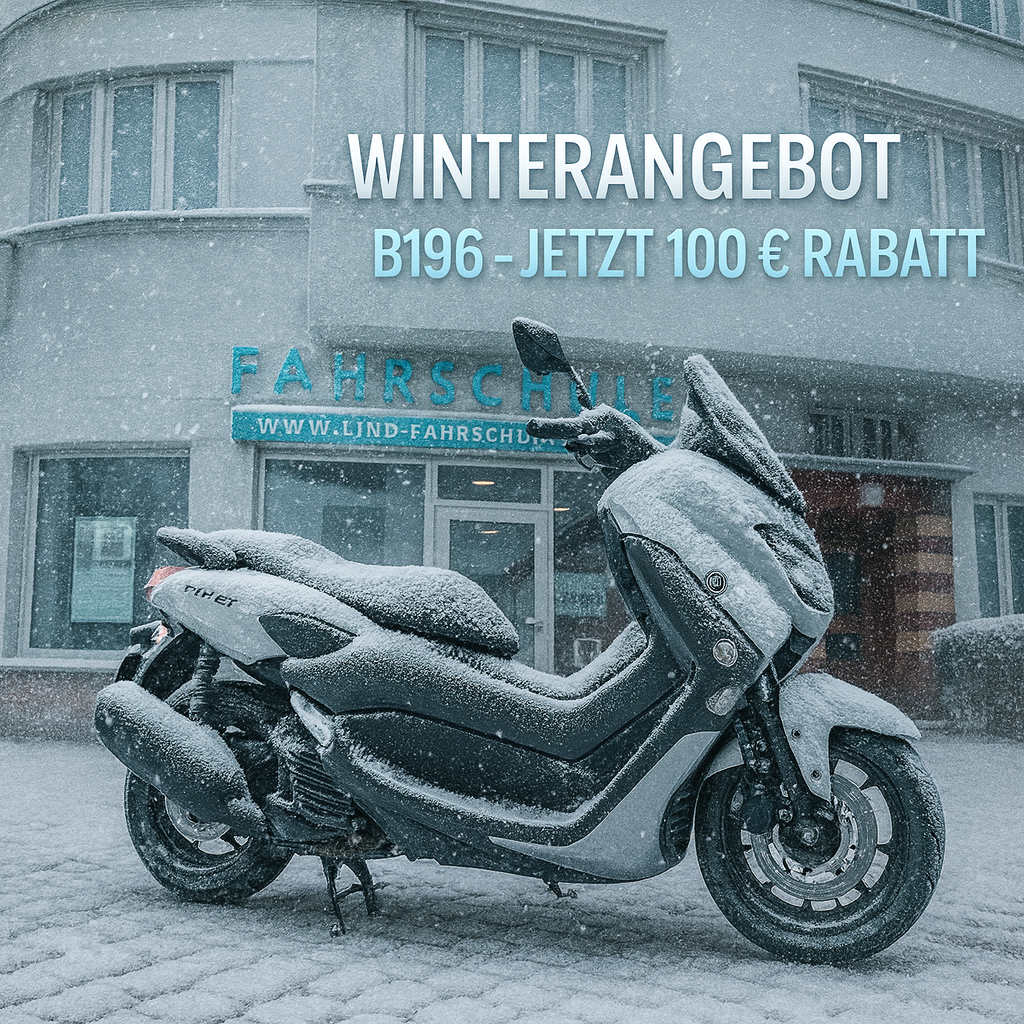 Fotorealistisches Wintermotiv mit einem Roller vor der Fahrschule Lind in Berlin Steglitz-Zehlendorf. Das Schild „Winterangebot B196 – jetzt 100 € Rabatt“ ist sichtbar. Klares, helles Licht und dezenter Schnee auf dem Boden und Fahrzeug.