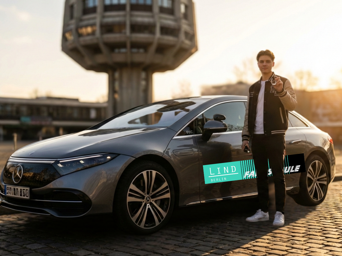 Fahrschüler der Fahrschule Lind steht nach der Fahrstunde neben einem Fahrschulauto in Berlin Steglitz-Zehlendorf