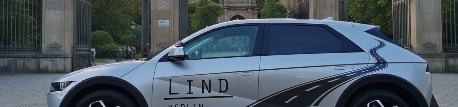 Fahrschulauto der Fahrschule Lind in Berlin vor dem Botanischen Garten in Berlin Steglitz.