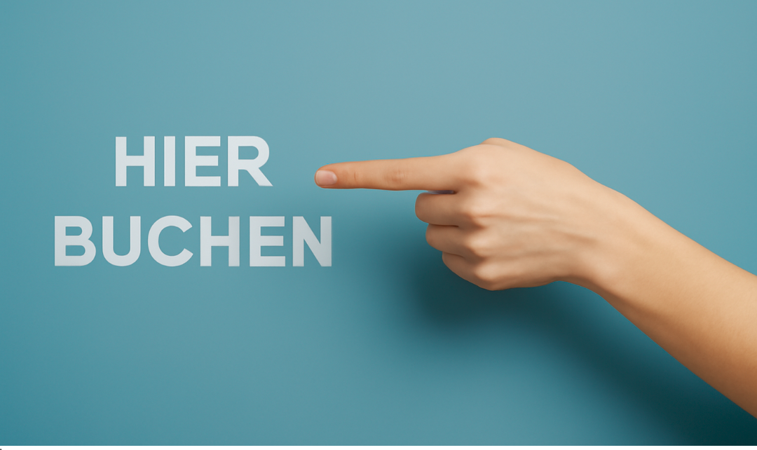 Menschliche Hand zeigt nach links auf den Schriftzug „Hier buchen“ vor einem türkisfarbenen Hintergrund. Hinweis auf Buchungsmöglichkeit.