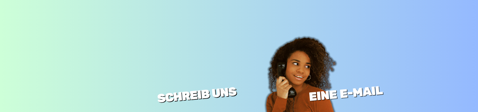 Junge Frau mit Telefonhörer und lockigem Haar vor einem Farbverlauf-Hintergrund. Daneben steht in großer Schrift: „Schreib uns eine E-Mail“. Ideal zur Kontaktaufnahme mit der Fahrschule Lind in Berlin.