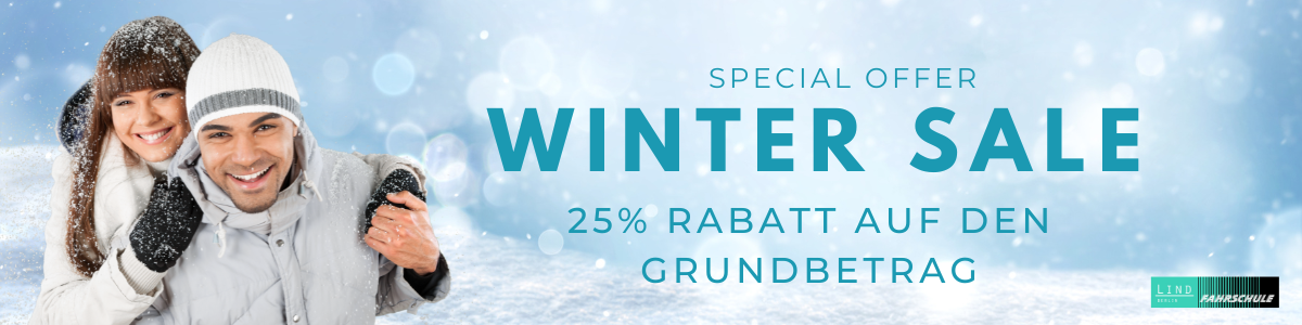 Winter Sale der Fahrschule Lind – 25 % Rabatt auf den Grundbetrag, lächelndes Paar im Schnee als Wintermotiv.